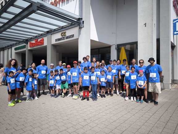 Das Bild zeigt die 43 Teilnehmer und Teilnehmerinnen der Bertholdschule am Stadtlauf 2026.