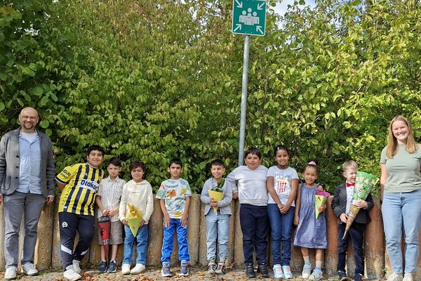 Das Bild zeigt die Schülerinnen und Schüler der ersten und zweiten Klasse zusammen mit ihrem Klassenlehrer sowie einer Lehramtsanwärterin.