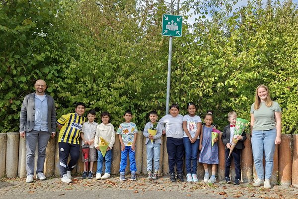 Das Bild zeigt die Schülerinnen und Schüler der ersten und zweiten Klasse zusammen mit ihrem Klassenlehrer sowie einer Lehramtsanwärterin.