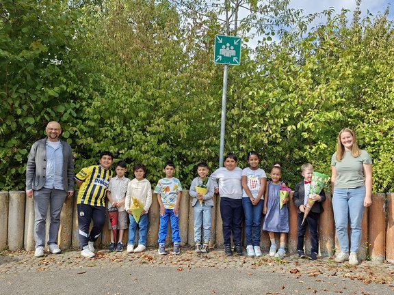 Das Bild zeigt die Schülerinnen und Schüler der ersten und zweiten Klasse zusammen mit ihrem Klassenlehrer sowie einer Lehramtsanwärterin.