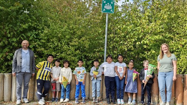 Das Bild zeigt die Schülerinnen und Schüler der ersten und zweiten Klasse zusammen mit ihrem Klassenlehrer sowie einer Lehramtsanwärterin.